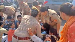 आरक्षण के मसले पर गहरी योगी सरकार, 69,000 शिक्षक भर्ती पर मचा बवाल….
