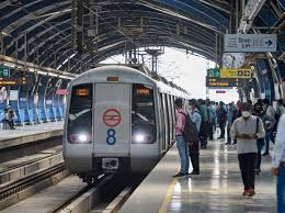 मेट्रो स्टेशन पर अकेला लड़का, गंदी हरकतें करते पकड़ा गया – मैनेजर ने किया पुलिस को सूचित
