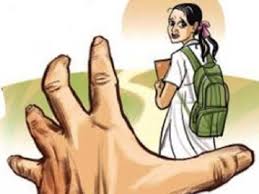 UP News: स्कूल हेडमास्टर पर 6वीं छात्रा के साथ अश्लील हरकत का आरोप, परिजनों का हंगामा, आरोपी फरार