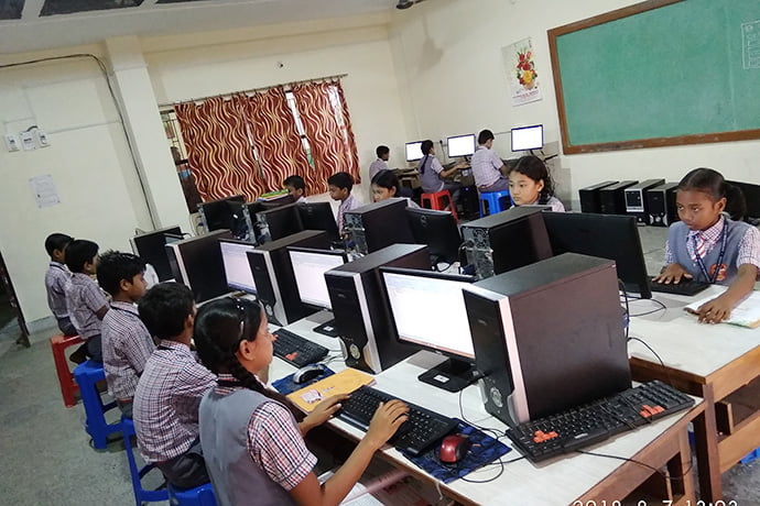 हरियाणा: प्रयोग फाउंडेशन का अनोखा प्रयास, झौंपड़ पट्टी में बच्चे हिंदी में सीख रहे कोडिंग