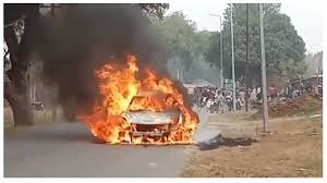 चलती गाड़ी में अचानक लगी आग, ड्राइवर ने कूदकर बचाई अपनी जान – मिनटों में जलकर खाक!