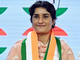 ताऊ महावीर सिंह फोगाट ने विनेश फोगाट के राजनीति में कदम पर उठाया बड़ा सवाल: ‘मैं पूरी तरह खिलाफ हूं’