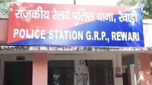 रेवाड़ी में युवक ने ट्रेन के सामने कूदकर आत्महत्या की, पत्नी समेत 5 पर केस दर्ज