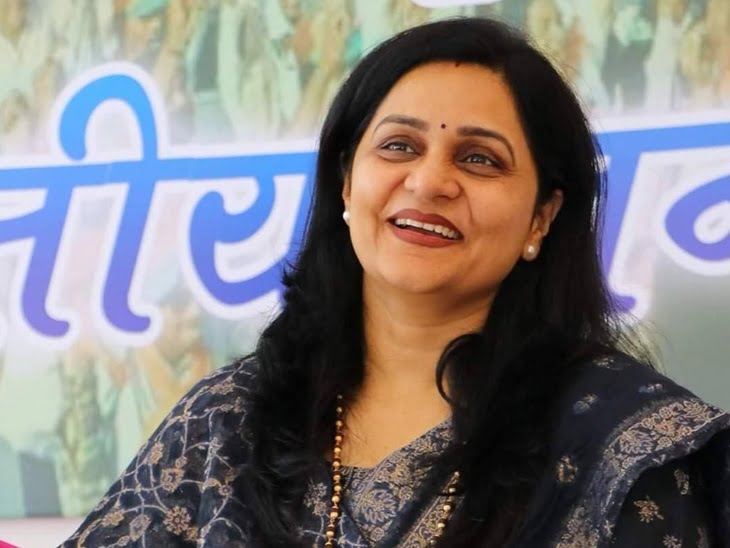 भरे मंच पर दुग्गल का अप्रत्यक्ष वार, लक्ष्मण ने दी मानहानि का केस करने की चेतावनी