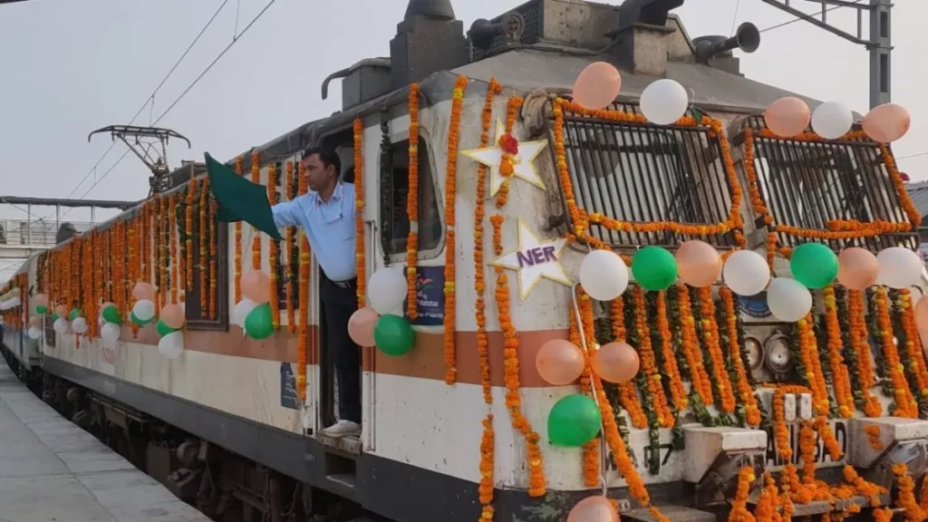 22_10_2024-lal_kuan_bandra_superfast_train_23819708_9307210