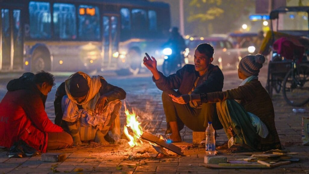 दिल्ली में ठंड का प्रकोप जारी: तापमान में गिरावट, बारिश ने बढ़ाई मुश्किलें
