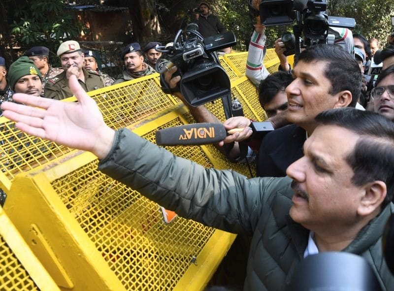 Delhi: सीएम आवास के बाहर धरने पर बैठे संजय सिंह और सौरभ भारद्वाज, पुलिस से हुई तकरार