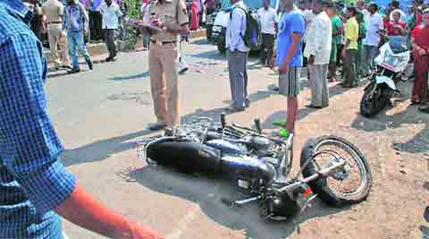 Bihar News: अज्ञात वाहन ने स्कूटी सवार को टक्कर मारी, तीन युवक घायल; एक की हालत गंभीर