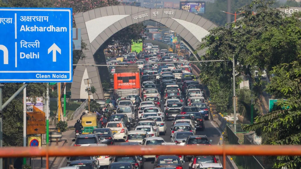 दिल्ली-नोएडा बॉर्डर पर किसान आंदोलन के कारण ट्रैफिक धीमा, यात्रियों को हुई बड़ी असुविधा