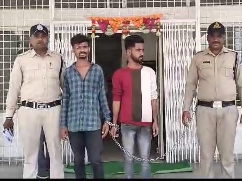 मुखबिर की सूचना पर पुलिस और SOG टीम की दबिश, दो आरोपियों को तलाशी के दौरान किया गिरफ्तार
