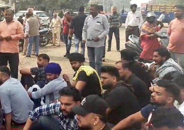 Bihar News: बालू माफिया और पुलिस के बीच झड़प, सैकड़ों लोगों ने पुलिसकर्मियों को घेरा, तनावपूर्ण माहौल