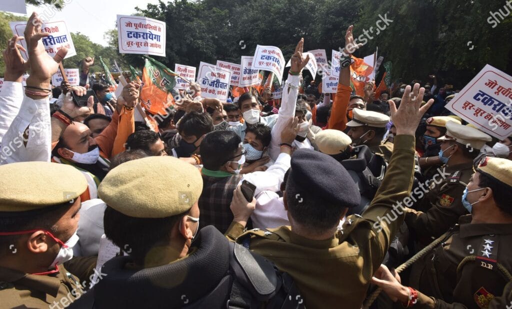 Delhi Election 2025: केजरीवाल के घर के पास भाजपा का ‘पूर्वांचल सम्मान मार्च’, पुलिस ने की पानी की बौछार