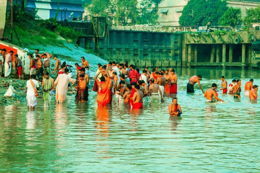 Paush Purnima: ब्रजघाट पर 50 हजार भक्तों ने किया गंगा स्नान, लठीरा-पुष्पावती पूठ के तट पर भी उमड़े श्रद्धालु