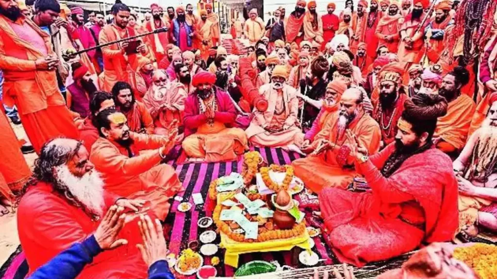 MahaKumbh: वास्तुविद, डॉक्टर और आईटी डेवलपर ने गुरु दीक्षा लेकर अपनाया सनातन धर्म, जीवन को मिली नई दिशा
